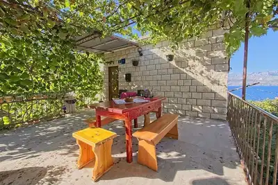 Image de Appartement de trois chambres avec la terrasse et la vue sur le mer Postira, Brac (A-22201-a)