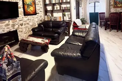 Image de Art House Pagoi, Sleeps 6, Parking, 5 min to Beach