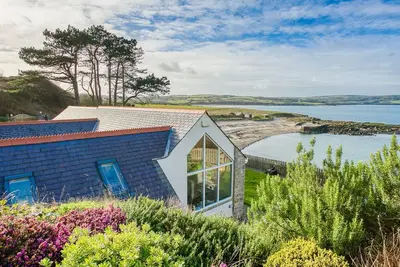 Image de Moryn - an on the beach that sleeps 6 guests in 3 bedrooms