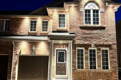 Image de Beautiful and Spacious ~ 5 Br, 3. 5 Wr ~ Brampton