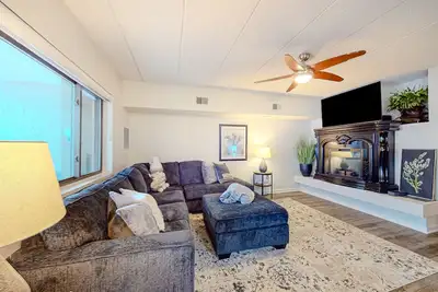 Image de Lakefront condo with balcony, fireplace, washer/dryer, central Ac, & fast WiFi