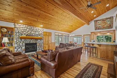 Image de Exceptional Sunriver Escape, Pet Friendly, Hot Tub, Bbq, & Deck Overlooking Forest, Sharc Passes
