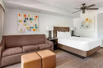 Image de Perfect Spot for Unwinding! Outdoor Pool, Free Parking, Full Kitchen!