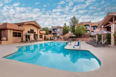 Image de Unveil Your Next Adventure! Full Kitchen, Outdoor Pool, Free Parking!