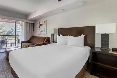 Image de Your Ultimate Escape Awaits! Free Parking Onsite, Outdoor Pool, Kitchenette!