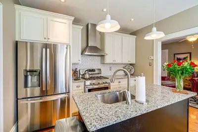 Image de 1 Mi to Dtwn: Bristol Cottage w\/ Hot Tub & Grill!