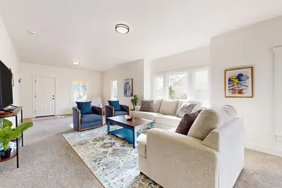 Image de Perfectly located home with open layout, well-equipped kitchen, smart Tv, & W/D
