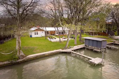Image de Waterfront | Pickleball Court | Outdoor Grill