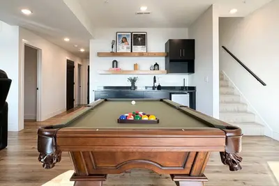 Image de Mini Legends | Hot tub, Lake view, Theatre, Pool table, Dog-friendly