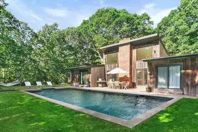 Image de Stylish Escape w/ Pool, Fire Pit + Near Beach
