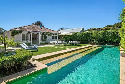 Image de Joanna - Poolside entertainer opposite 'The Cutting'