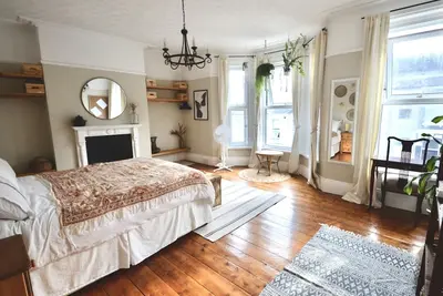 Image de Bright 'n' Cosy - Victorian Central 3 Bedroom Home. Pet-Friendly!
