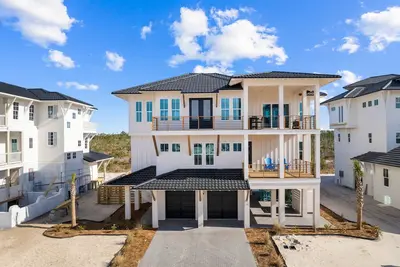 Image de The Sea Star:   Stunning Sugar Sands Home- Priv. Pool, Sleeps 18, Pet Friendly!