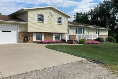 Image de Family-friendly Home with large backyard and game room