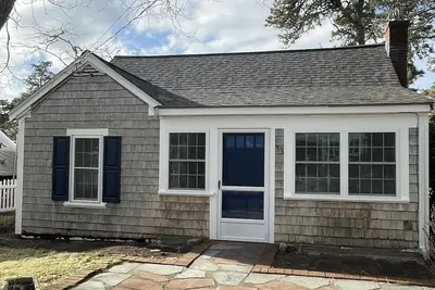 Image de Walk to Sea St Beach and Pelham House, dogs welcome, Ac, 3 bd 1 bath, yard space