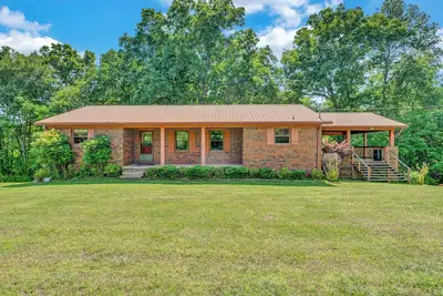 Image de Seconds away from the lake, enjoy relaxing peace and quiet in spacious comfort