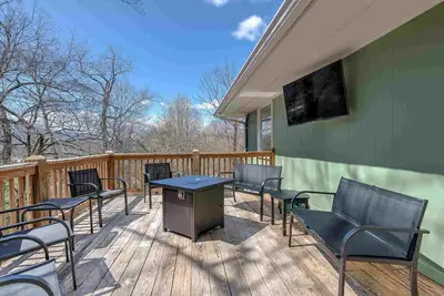 Image de Disoway Getaway house in Black Mountain with 4 bdrms, fire pits, and game room.