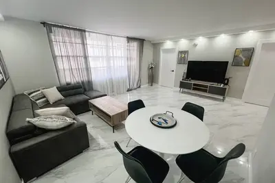 Image de 🌊 Superior Oceanfront Getaway | 2br Modern Suite • Sleeps 4 • Direct Beach Access