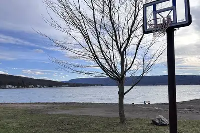 Image de Cozy, romantic getaway on a quiet Finger Lake