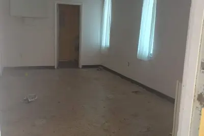 Image de Empty to rent. Few amenities. Good & cheap, must bring your bed and stuff.