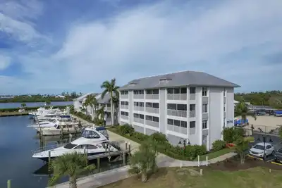 Image de Waterfront Condo, Top Floor with Water View, The location! Beautiful Pool.