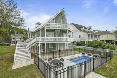 Image de Latitude Adjustment|Waterfront|Pool|Sleeps 10|Your Ultimate Waterfront Retreat!