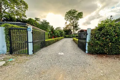 Image de House with a Spacious Garden, Fully Fenced, Perfect for Families and Pets,