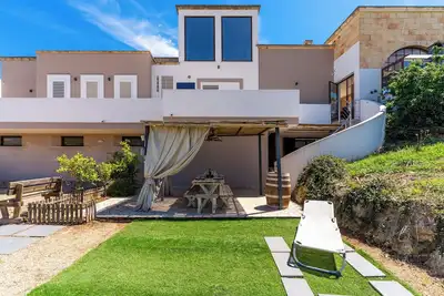 Image de « Villa Sunrise » avec terrasse partagée, Wi-Fi et climatisation pour 4/5 adultes et 1 enfant