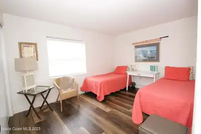 Image de Condo with a view of rocket launches and dolphins.