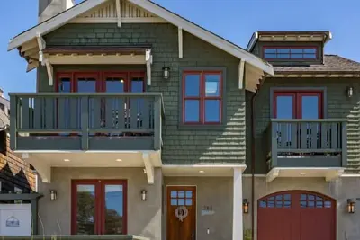 Image de 3 Bedroom Home - walking distance to the harbor!