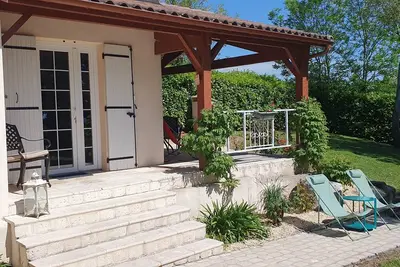 Charming 2-bedroom gite with Ac and lovely pool in peaceful Pinel-Hauterive
