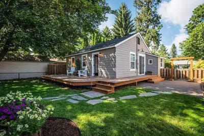 Image de Clean & Cozy 2-Bed Home with Dedicated Workspace, Fenced Yard & Deck