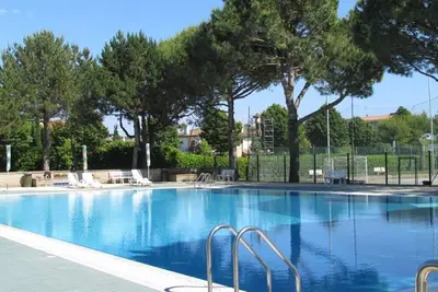 Image de Appartement pour 7 avec immense piscine partagée