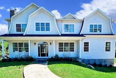 Image de Luxurious Atterbury Hills Southampton Home with Pool. Private Beach Access