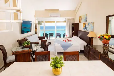 Image de 2 Story Penthouse, Beachfront, 1 Min Walk to Nightlife, Beach Access from Lobby!