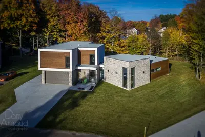 Image de Maison des prestige, situé en Montréal et Québec. Avec piscine chauffée.
