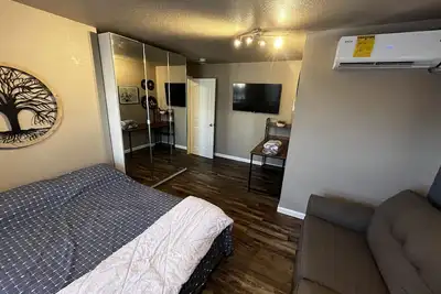 Image de Updated space near Davis Medical Center, Grocery Store, Restaurants, and Freeway