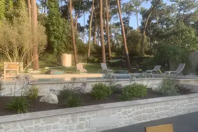 Image de Maison Avec Piscine. Animaux de Compagnie Acceptés