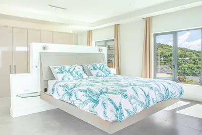 Image de Modern 3-bedroom Penthouse apt, private pool, a\/c, sun deck, garden and parking