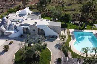 Image de Magnifique propriété Trullo Petra nera avec piscine et arbres fruitiers