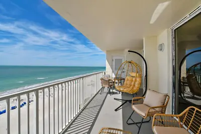 Image de Luxury Ocean-Front Penthouses near clear water