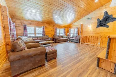 Image de Cedar Pine Lodge & Trails End Barn –Experience Spring in Full Bloom