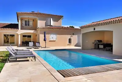 Image de Gorgeous home in Châteauneuf De Gadagne