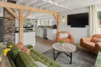 Image de 100% Restored Large Farmhouse in the Hub of Stowe with Soaking Tub