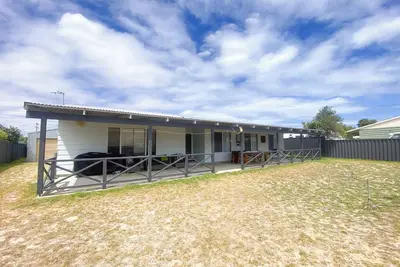 Image de Sea Breeze-A cosy 4Ă—1 holiday home, just 300m from Lancelin Back Beach!