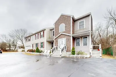 Spacious, upper-level duplex condo near Portland & beautiful beaches