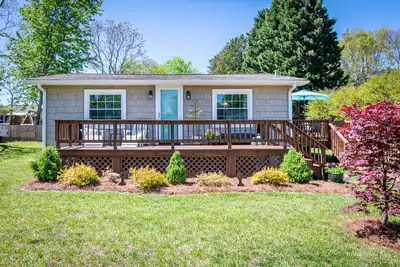 Image de Lake Norman getaway steps away from Marina!