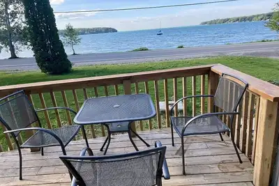 Image de Beautiful lake view cottage, Shallow Beach, Backyard privacy. Mid-Term