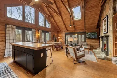 Image de Secluded Ellijay River Cabin, Hot tub, firepit, Fire Pit, Bunkroom & Gameroom