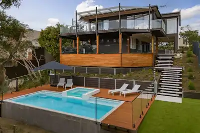 Image de Modern contemporary beach house in Sorrento\nGas heated infinity pool & spa